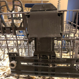 lave-vaisselle cassé en cours de réparation
